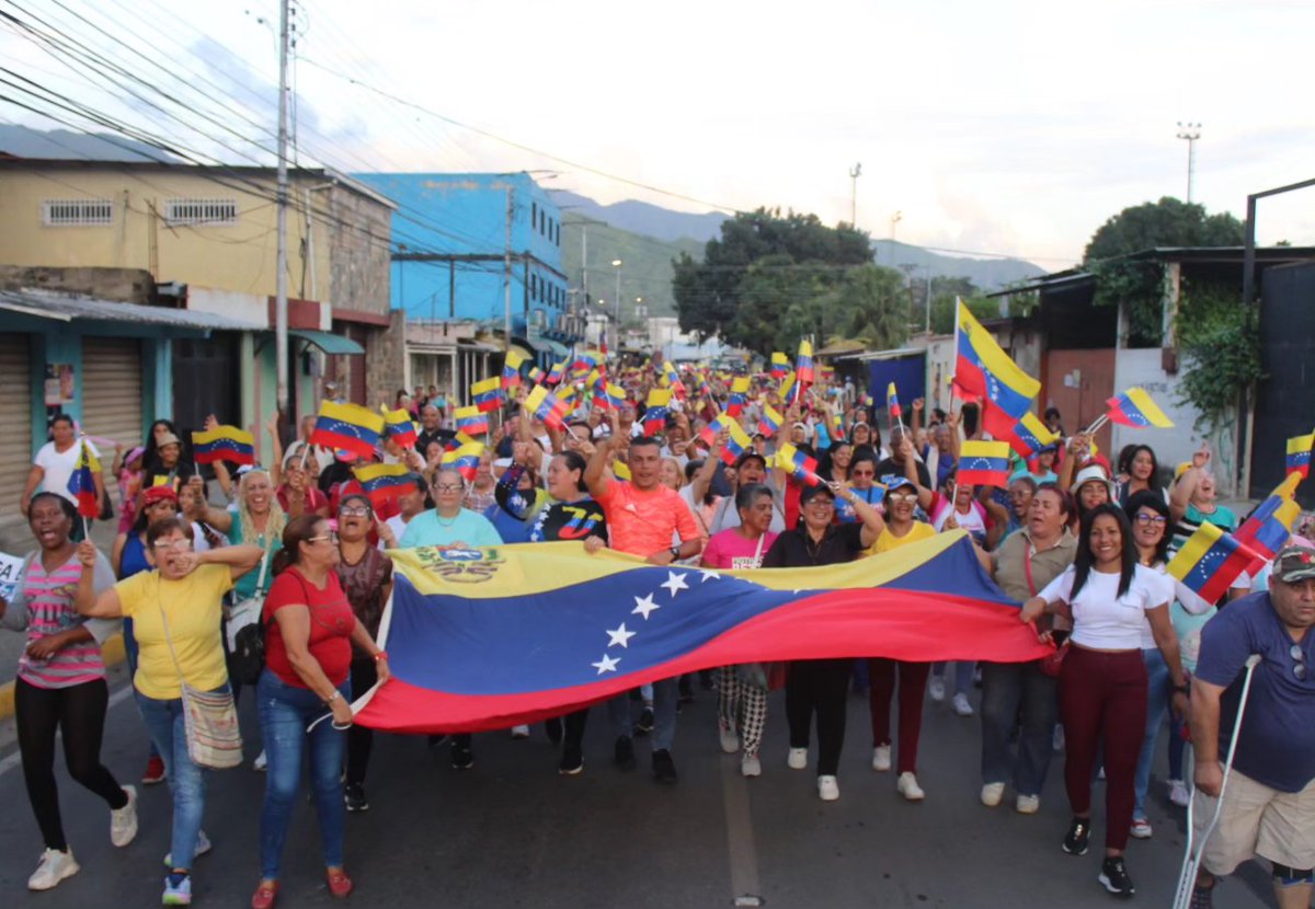 BrullerbyPSUV's tweet photo. #5Nov || Con Amor y Alegría Mario Briceño Iragorry Marchó en Defensa de Nuestro Territorio Esequibo.

¡Este 3 de Diciembre Votamos 5 Veces Sí!

#SiPorElE5equibo 

@NicolasMaduro
@Soykarinacarpio
@EsequiboOficial https://t.co/QsnFqHozu9