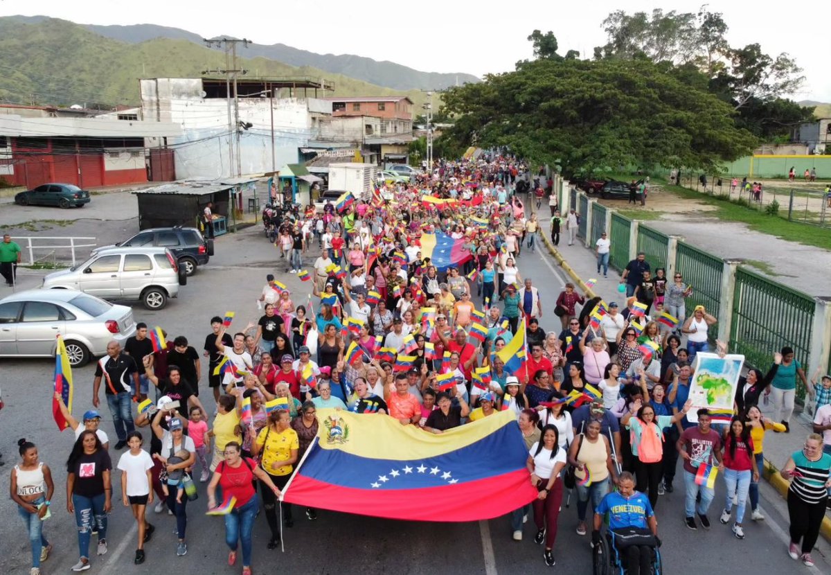 BrullerbyPSUV's tweet photo. #5Nov || Con Amor y Alegría Mario Briceño Iragorry Marchó en Defensa de Nuestro Territorio Esequibo.

¡Este 3 de Diciembre Votamos 5 Veces Sí!

#SiPorElE5equibo 

@NicolasMaduro
@Soykarinacarpio
@EsequiboOficial https://t.co/QsnFqHozu9