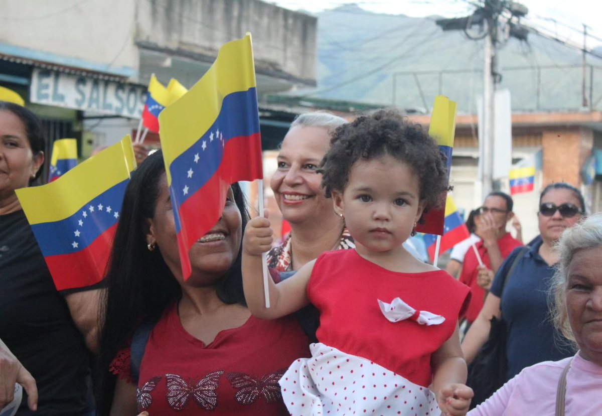 #5Nov || Con Amor y Alegría Mario Briceño Iragorry Marchó en Defensa de Nuestro Territorio Esequibo.

¡Este 3 de Diciembre Votamos 5 Veces Sí!

#SiPorElE5equibo 

<a href="/NicolasMaduro/">Nicolás Maduro</a>
<a href="/Soykarinacarpio/">Karina Carpio</a>
<a href="/EsequiboOficial/">Comisión Defensa del Esequibo</a>
