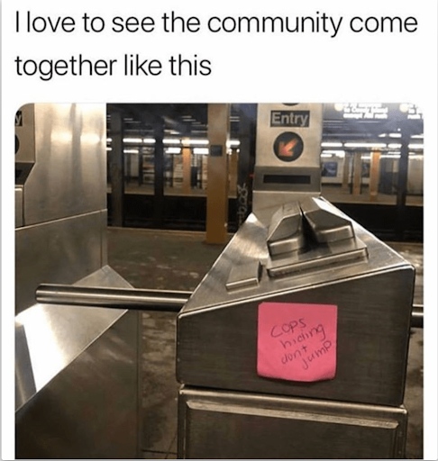 kimkomando's tweet image. When sticky notes save the day! 😂🚇 You&apos;ve got to love a community with a sense of humor. For more tech giggles, follow @KimKomando. #SubwaySurprises #TechyTips