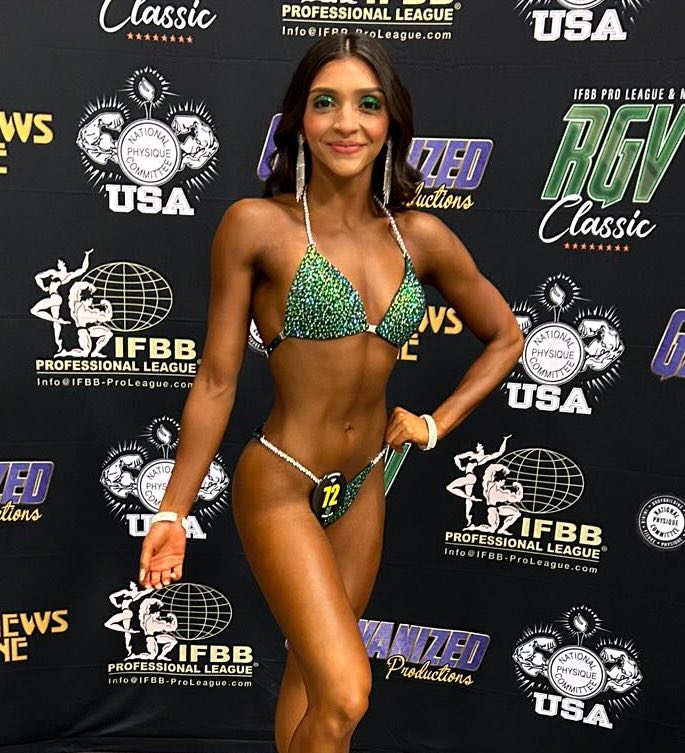 Beautiful @marilynfiggy_  shining super bright on show day! 💖👙😍

#muscledazzle #competitionbikini #crystalbikini #bikinicompetition #npclouisiana #compbikini #npcbikinimasters #figuresuits #npctennessee #6weeksout