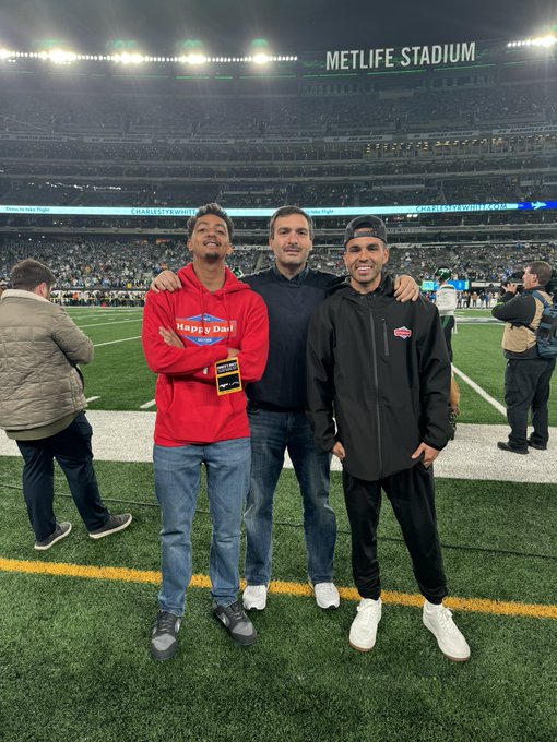 Jets game with the boys. https://t.co/7LfSkhT2s0<a href="/tag/ufc292"class="tags"><span>#ufc292</span></a>