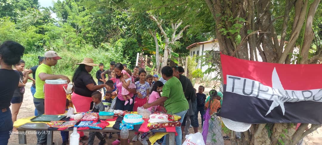 "Quien se atreve a enseñar nunca deja de aprender" Paulo Freire
Desde el Mcpio <a href="/SantabarbaraMrt/">Mrt_Santa Barbara</a> del sector el Ciarno DMO @TupamaroMRT continúa con  el proyecto #PorAmorALosNiñosYLAFamilia
Realizando actividades deportivas recreativas y culturales con niños
#5VecesSíPorMiEsequibo
