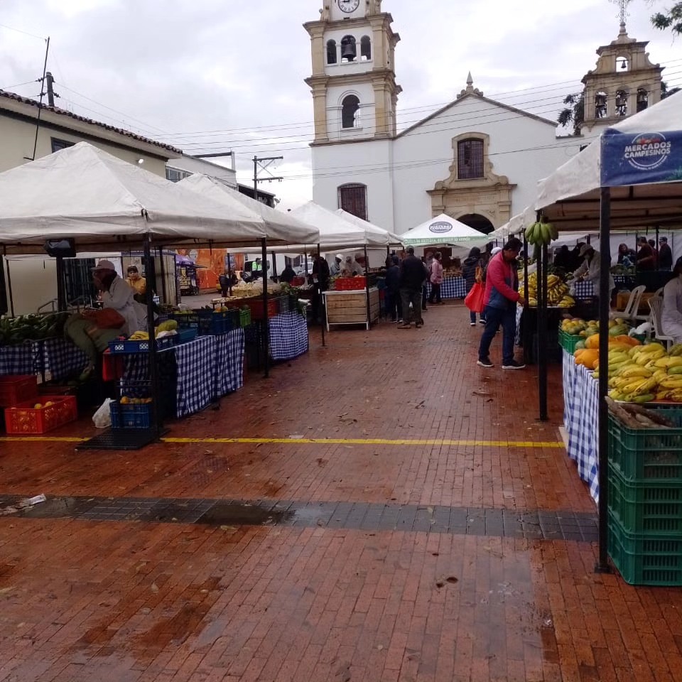 mdoscampesinos's tweet photo. Parque Fundacional de Fontibón, AGROCOMUNAL, SDDE y Alcaldía Local, lideran el MERCADO CAMPESINO, que se realiza cada sábado..
04 de noviembre 2023 #QuienLoSiembraLoVende
#LlevoElCampo #Agrocomunal #ElDeVerdad #CiudadaníaAlimentaria #CeroPlastico #Colombiacontraelhambre https://t.co/Rbx4coVxUo