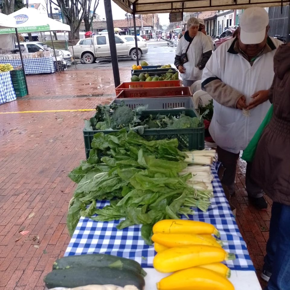 mdoscampesinos's tweet photo. Parque Fundacional de Fontibón, AGROCOMUNAL, SDDE y Alcaldía Local, lideran el MERCADO CAMPESINO, que se realiza cada sábado..
04 de noviembre 2023 #QuienLoSiembraLoVende
#LlevoElCampo #Agrocomunal #ElDeVerdad #CiudadaníaAlimentaria #CeroPlastico #Colombiacontraelhambre https://t.co/Rbx4coVxUo