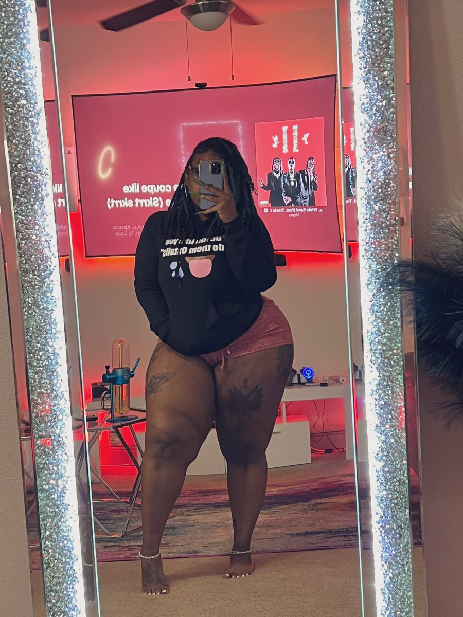 Heymoshimoshii's tweet photo. “Do me like you do them oxtails 💦👅”

Hoodie from @4EverThad 🤍 He has 50+ designs to chose from for men &amp; women so go shop w the homie ! https://t.co/4NNomHf73P