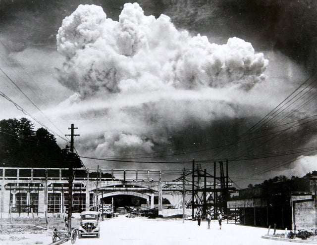 RelatocuriosoK's tweet photo. La nube atómica sobre Nagasaki el 9 de agosto de 1945, tomada más de 15 minutos después de la explosión, vista desde una distancia de 15 km. https://t.co/f7QrX8ugHM