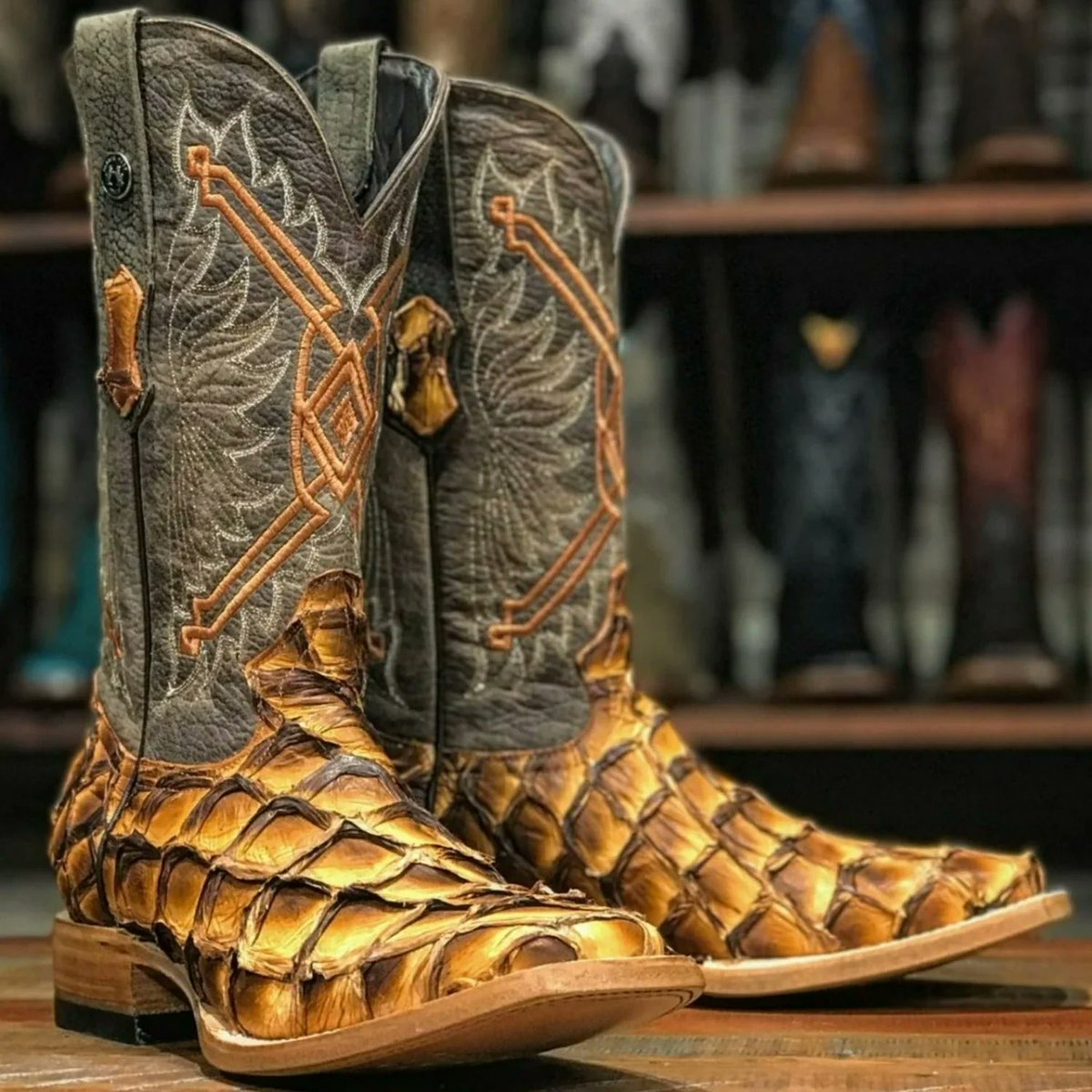 OriginalWest26's tweet photo. Tanner Mark Genuine Monster Leather Fish Square Toe Boots US$609.99 with FREE SHIPPING. To Buy Call to 323-312-3317 o click on this link:
https://t.co/91nB6Ogn56
#caballobronco #botasdepescado #pirarucu #botasvaqueras #botas #westernboots #cowboyboots #tannermark #tannerboots https://t.co/NQm1MBnCqC