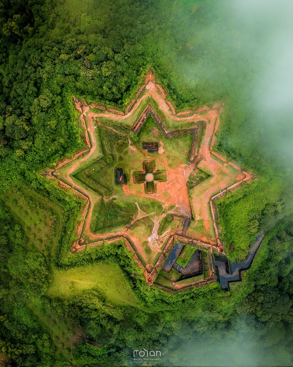 mohanrobbi's tweet photo. GM from Manjarabad Fort, Karnataka!
.
.
This star-shaped massive fort constructed by Tipu Sultan in 1792 is located at a height of 988 mts, approximately 3241 feet above sea level. It has been observed, on a clear sky day, people can also see the Arabian sea from the fort. https://t.co/tSweBZjngx