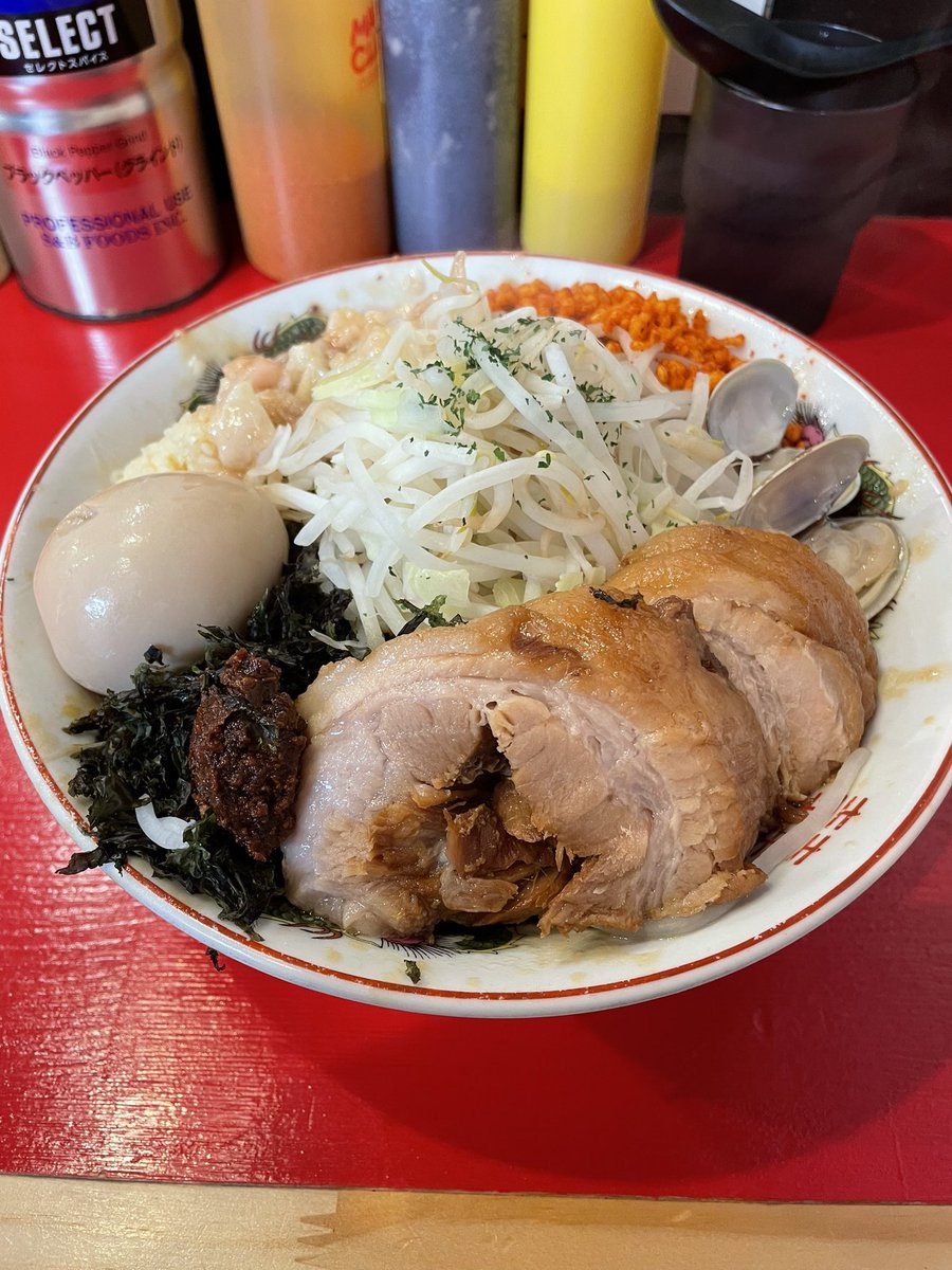 kinsirou1's tweet photo. 北千住
鷹の眼
限定和風ボンゴレビアンコ
トッピング全部＋豚玉

か��り美味しかったです！！
ただ、混ぜるたびにアサリの殻が動きまわるので、殻入れが欲しかった笑
また食べに行きます😊 https://t.co/48dqo0OfTV