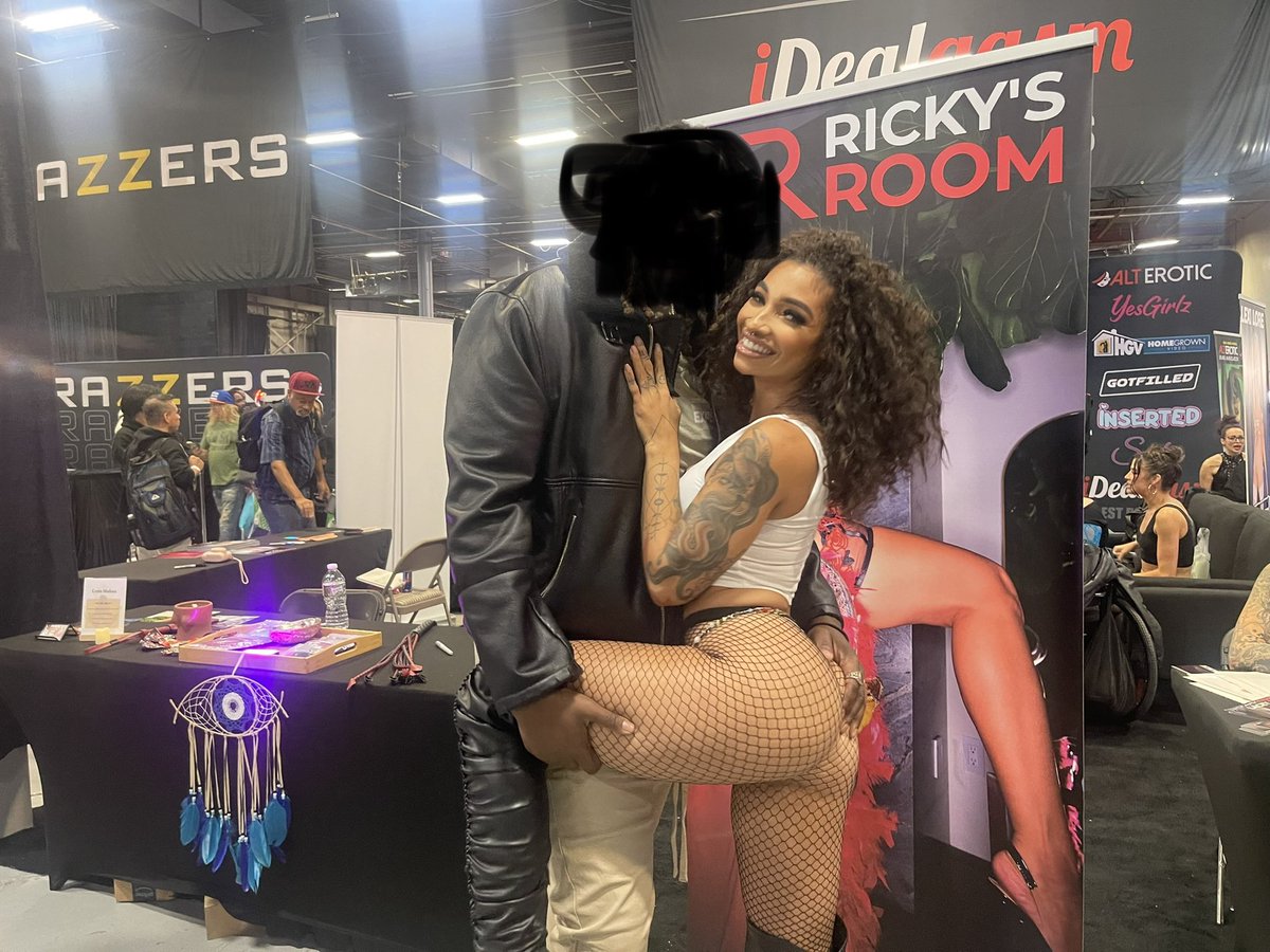BigMotionNYC's tweet photo. She’s stunning up close 😉
@eroticmedusa_ 
Exxxotica https://t.co/PPoW4EWp74
