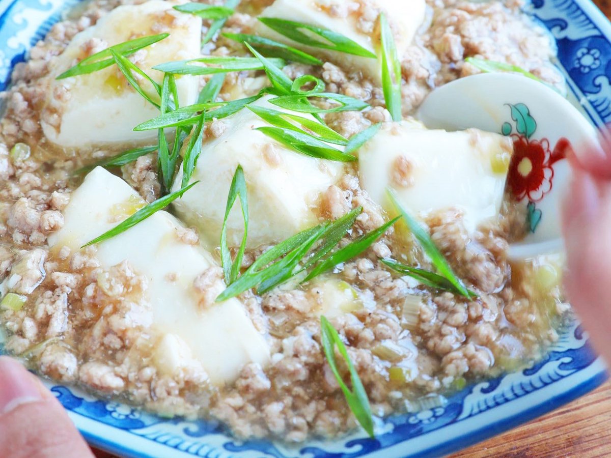 gucci_fuufu's tweet photo. 和風仕立ての麻婆豆腐、優しすぎる・・
辛くないからお子さんや辛いの苦手な方にもおすすめ！

【豚ひきと豆腐で和風だし麻婆】

フライパンにごま油、長ネギ、豚ひき肉、しょうが、にんにく。水、だし、しょうゆ、みりん。火を止め、水溶き片栗粉。豆腐入れ、皿に盛り、青ネギ。

詳しいレシピ👇 https://t.co/c3YeRf2ddS