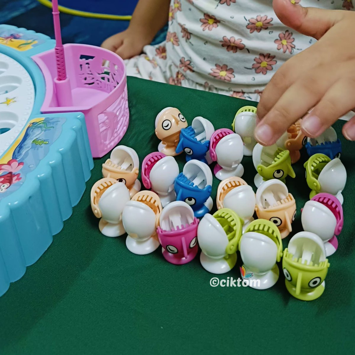 Mengimbau kenangan kecik dulu suka mainan mengail ikan.🤧🥰

Kasi anak pulak feeling mengail macam mana kan. Bagus untuk kordinasi jari dan fokus anak juga. 

Bukan anak² je excited main. Dengan mak ayah sekali join main. 

Tengok sini⤵️
shope.ee/5fNpl80bu9

#ciktomreview