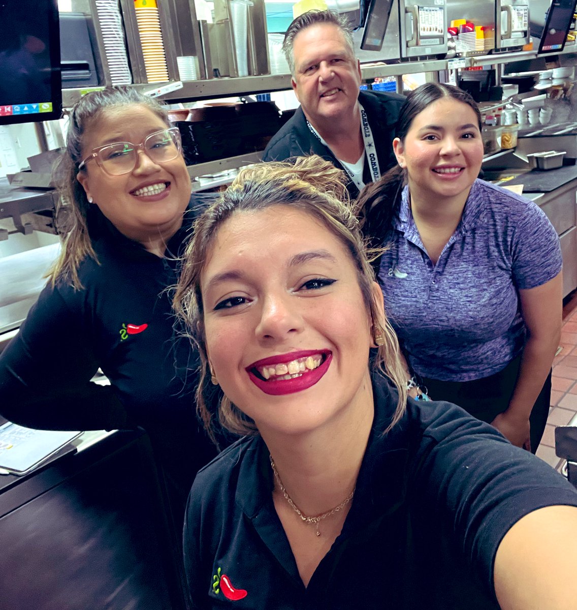 vero_gee147's tweet photo. @Chilis McAllen is aligned for everything Q2! Along with some ATL! ATL! ATL! ๐ Love for @lissa22h & @ElizabethRay93 from Jorge and I. ๐ @LarryV71 #chilislove #letssparkle https://t.co/sylMSduM2u