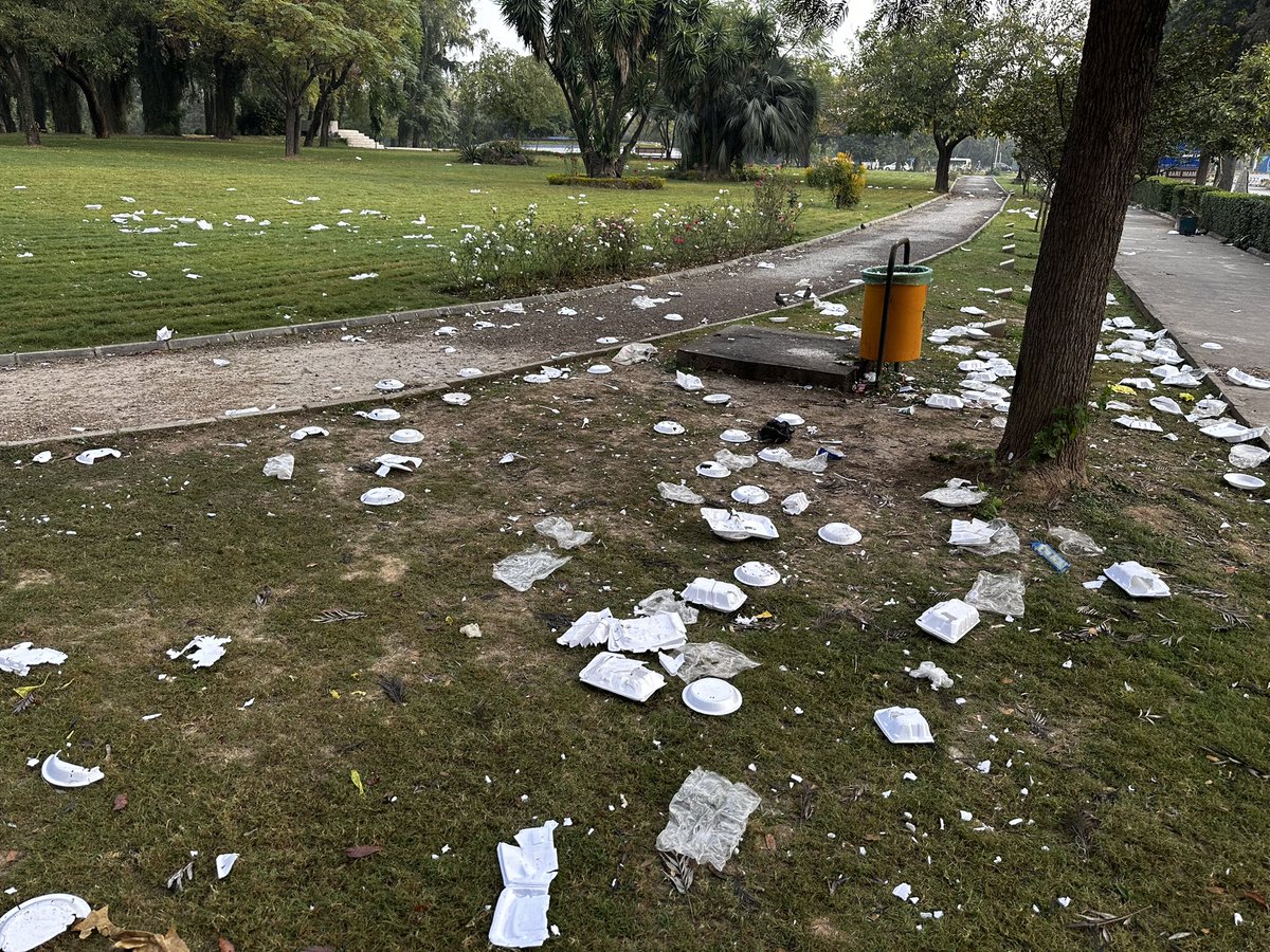 گند ڈالنے والے 
آرام سے چلے جاتے ہیں 
اور پیچھے رہ جانے والے
اُن سے مفاہمت کر کے اقتدار میں آ جاتے ہیں
یوں اقتدار-گند-مفاہمت-اقتدار- گند - مفاہمت - اقتدار کا پہیا گھومتا رہتا ہے 
گند کرنے والوں کو سزا نہیں ہوتی
بلکہ انہیں اِس گند کے ساتھ مفاہمت کا صلہ اقتدار کی صورت ملتا ہے 
یوں