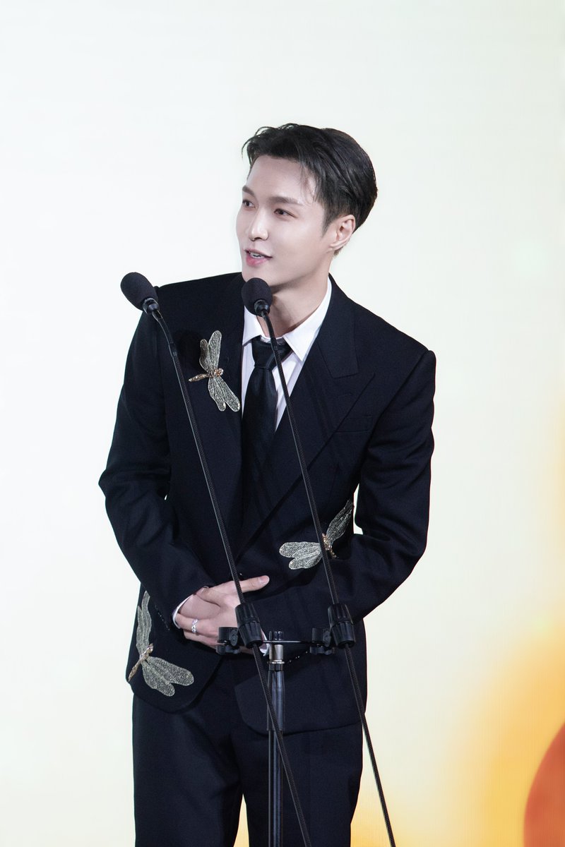 lay_studio's tweet photo. Our @layzhang is a man of many talents! https://t.co/Iv25rOEWOK