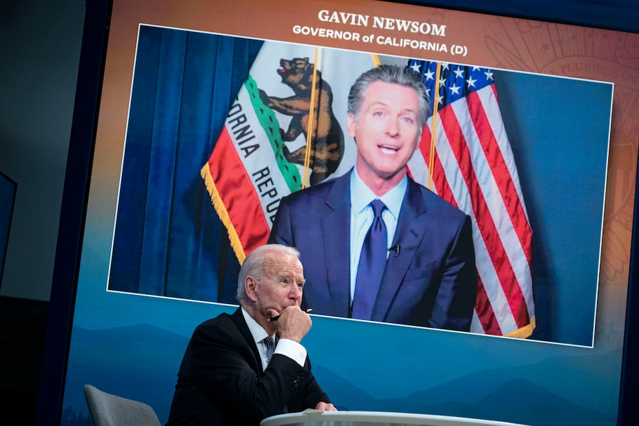 RealNeuralN's tweet photo. Biden and Dems face a concerning poll for 2024. Survey shows Trump leading Biden in swing states. If unnamed "Dem candidate" replaces Biden, they lead Trump by 8 points. Raises questions about Biden's liability and need for an alternative. https://t.co/Xc78Xpmznr
