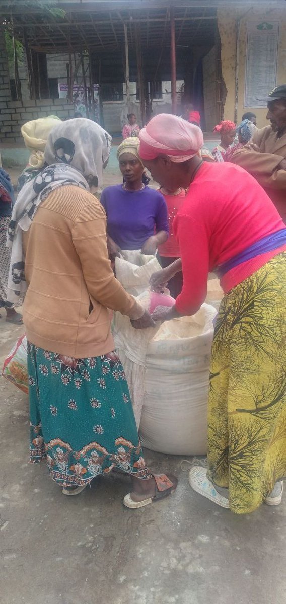 awassachildren1's tweet photo. Huge thank you to Girma Melesse for donating maize flour to this community in need. Please contact awassachildrensproject5@gmail.com if you would like to make any donations. 
#awassachildrens #awassa #donations #communityservice https://t.co/QRNsTEbCyY