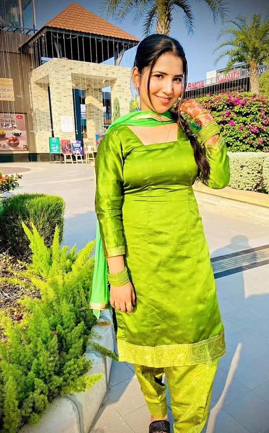 baadal90's tweet photo. My green satin dress https://t.co/RQZCIDEAXA