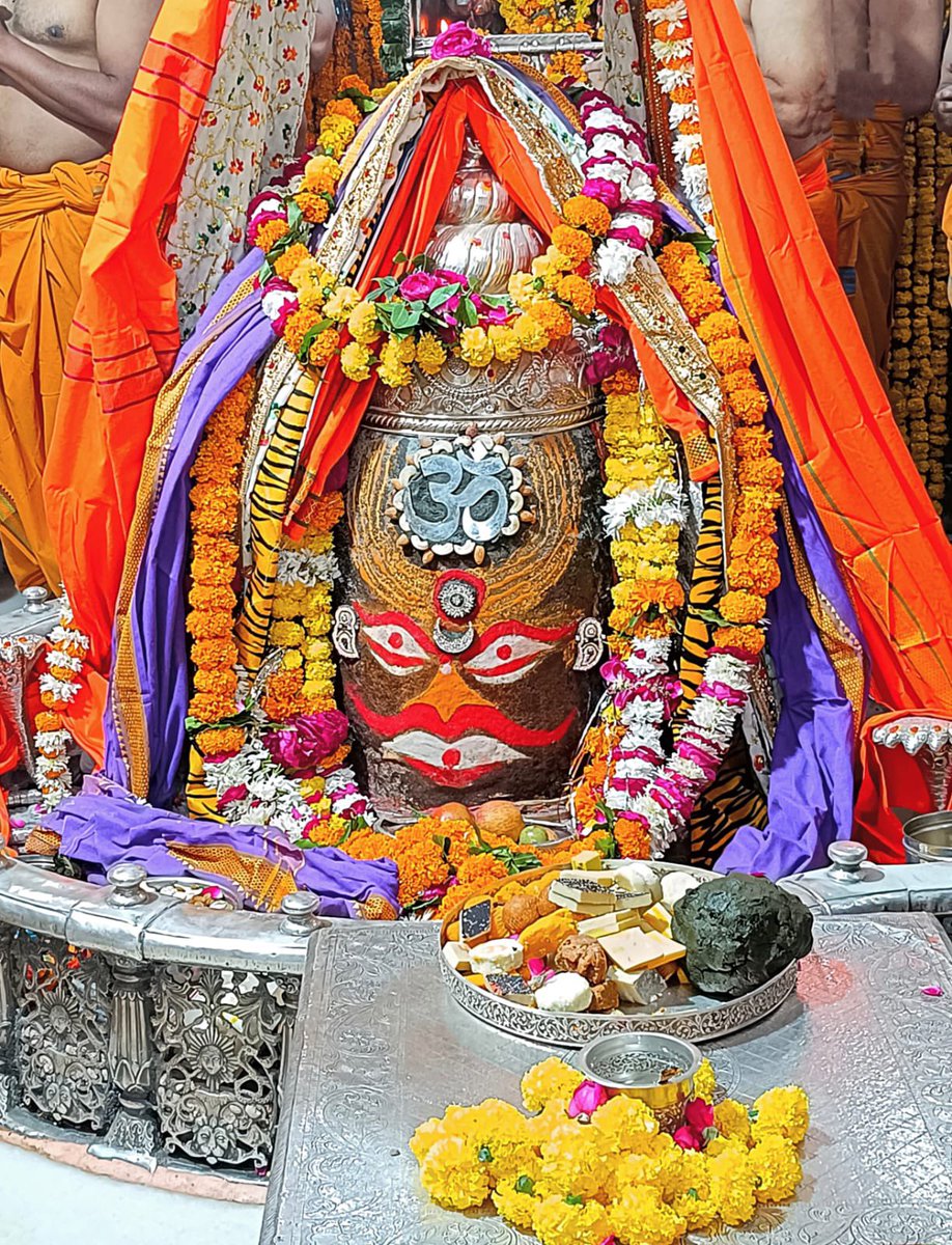 visrane's tweet photo. जय श्री महाकाल जी की
जय श्री कृष्ण जी की
शुभ प्रभात
सादर वंदे
श्री महाकालेश्वर ज्योतिर्लिंग के आज (मंगलवार, 7/11/2023) के भस्म आरती-शृंगार दर्शन 🙏🏻 https://t.co/3CToSyOHBb
