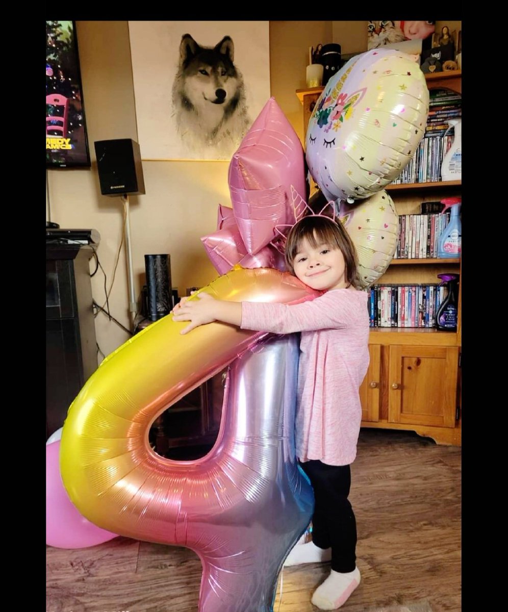 BrianneS201's tweet photo. Happy 4th birthday baby girl!! 
Mommy loves you so much 🎈🥳🎉🎂🧜‍♀️👑🥳🎉🎈 https://t.co/Wvz8AOylkP