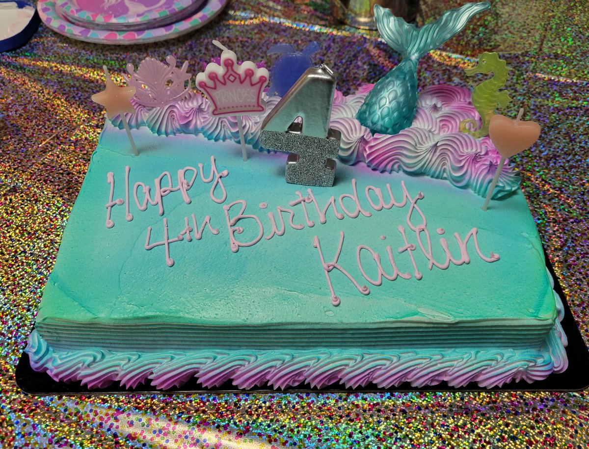 BrianneS201's tweet photo. Happy 4th birthday baby girl!! 
Mommy loves you so much 🎈🥳🎉🎂🧜‍♀️👑🥳🎉🎈 https://t.co/Wvz8AOylkP