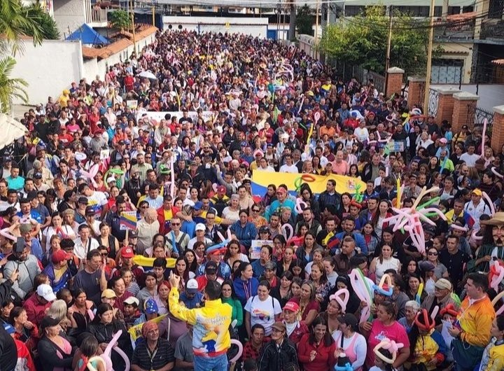 LaBBunke's tweet photo. 🚩 Jehyson Guzmán: Mérida dió inicio a la Campaña Electoral en defensa del Esequibo
#5VecesSí

Más Detalles 👇
https://t.co/5qjGTcWbTq
@NicolasMaduro @PartidoPSUV @dcabellor @JEHYSONGUZMAN @Jesusaraque21 @LaBunkeB @JoseUzcateguiVz @pinfantea https://t.co/TTtjlIUGoO