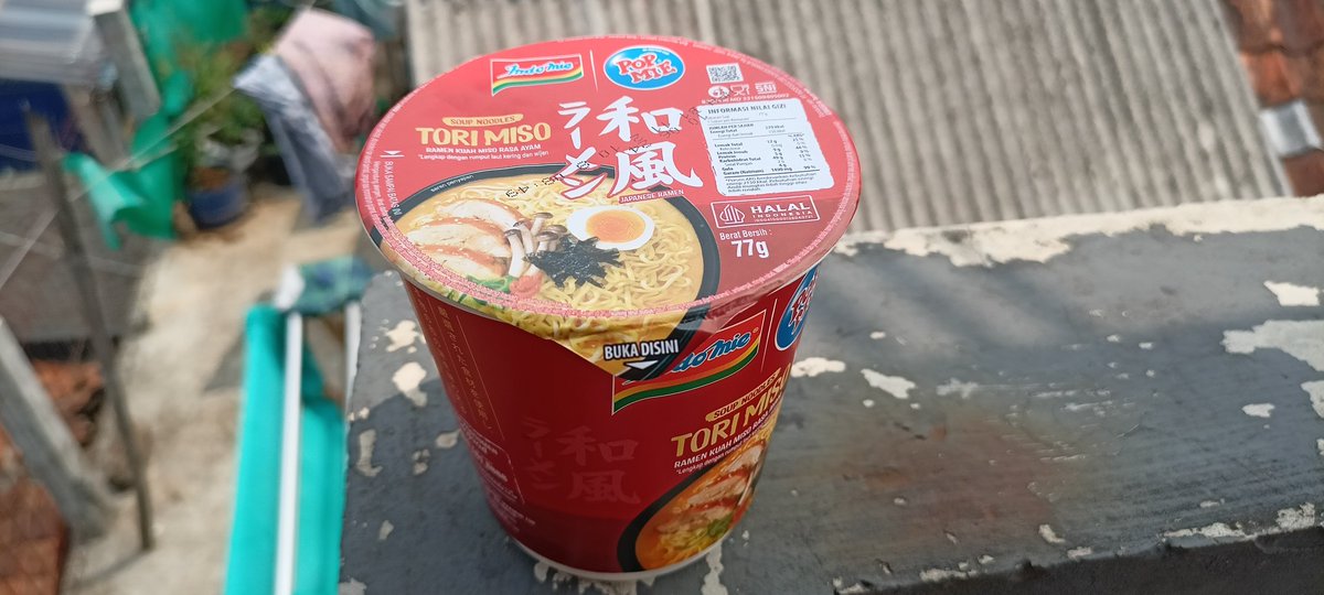 direzain22's tweet image. Hmmm 🗿 kali lewat wujud cup nya.... Sebelumnya yang kemasan plastik. Ini juga waktu ke Alfamart baru nemu varian rasa Tori miso doang, sedangkan yang 2 rasa lagi belum dapet.