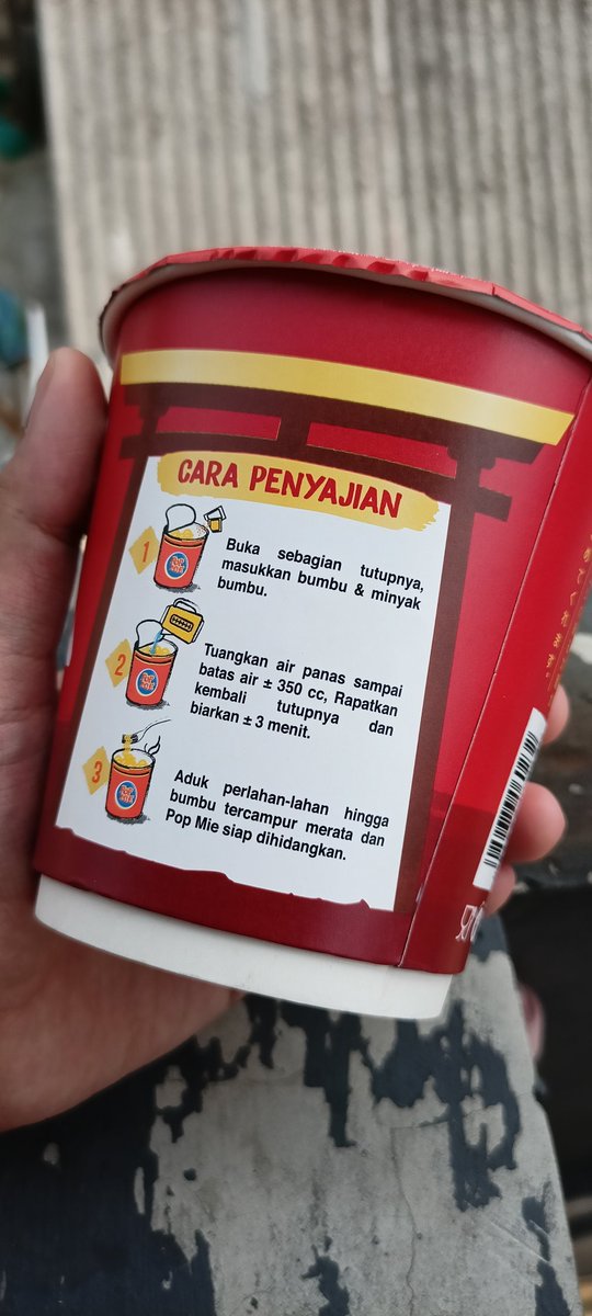 direzain22's tweet image. Hmmm 🗿 kali lewat wujud cup nya.... Sebelumnya yang kemasan plastik. Ini juga waktu ke Alfamart baru nemu varian rasa Tori miso doang, sedangkan yang 2 rasa lagi belum dapet.