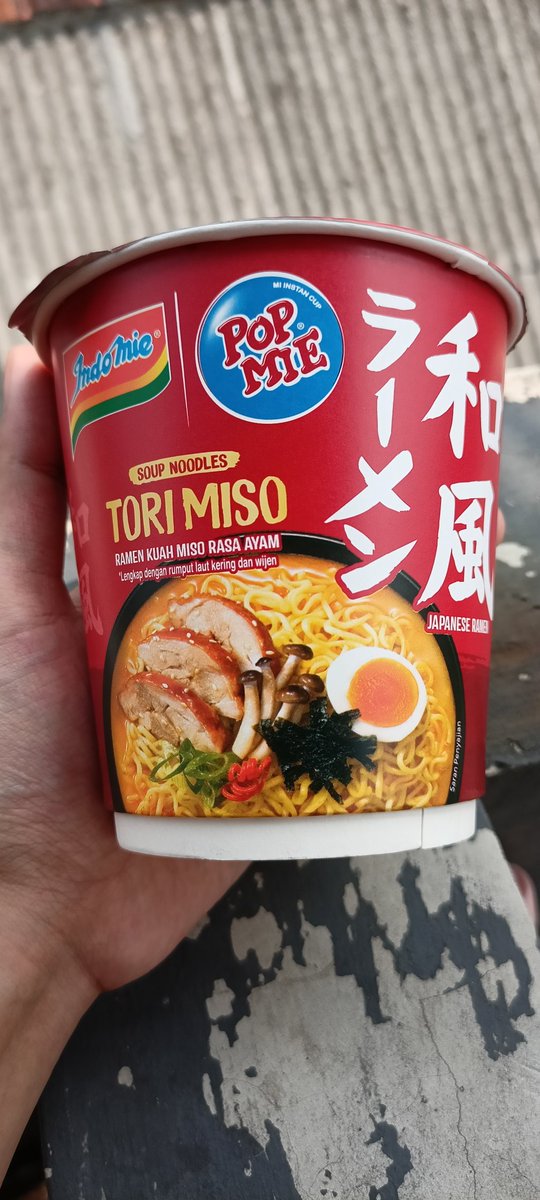direzain22's tweet image. Hmmm 🗿 kali lewat wujud cup nya.... Sebelumnya yang kemasan plastik. Ini juga waktu ke Alfamart baru nemu varian rasa Tori miso doang, sedangkan yang 2 rasa lagi belum dapet.