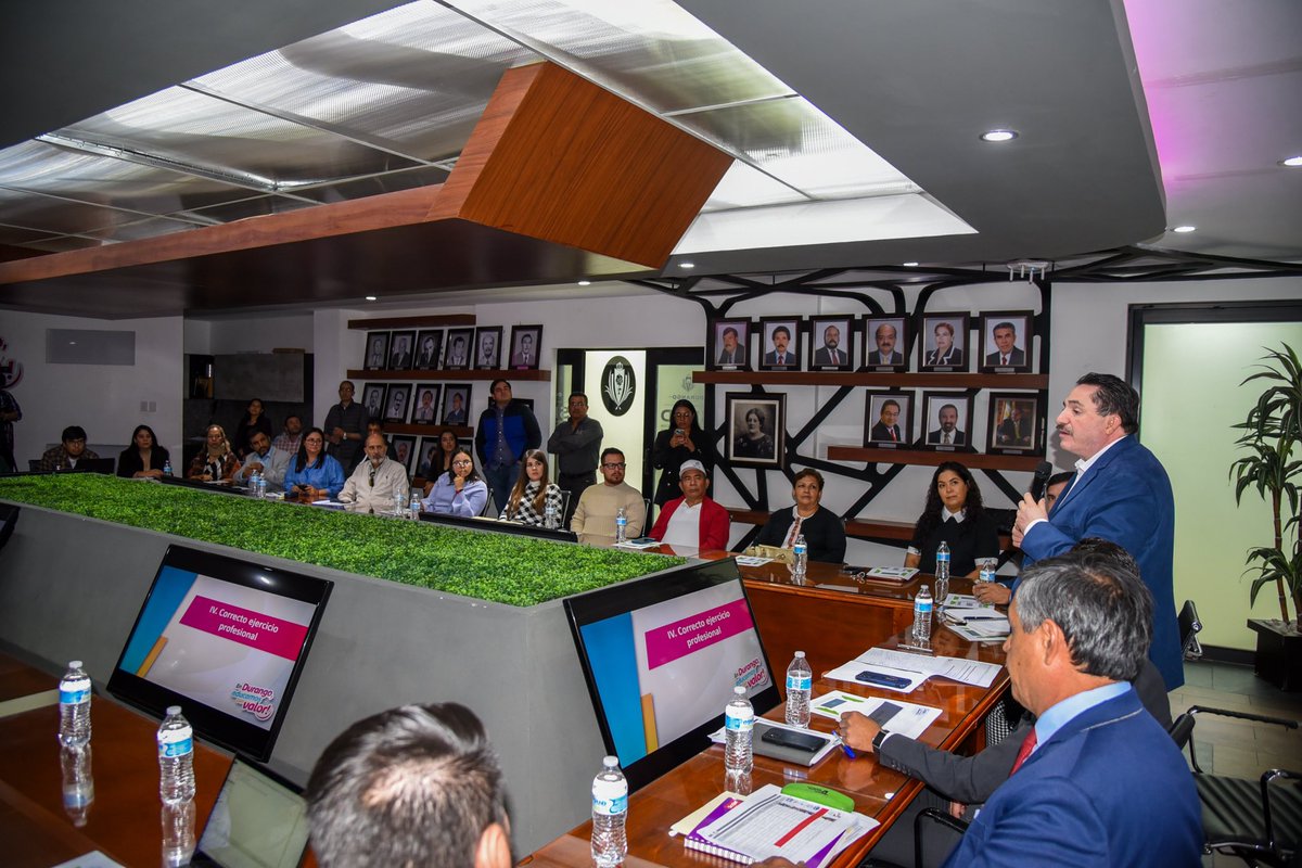 La reconstrucción de la educación, para garantizar un mejor futuro para los jóvenes de Durango, es posible con la participación de todos.

Me reuní con los Colegios de Profesionistas y coincidimos en promover la legalidad y seguridad del ejercicio profesional de los egresados