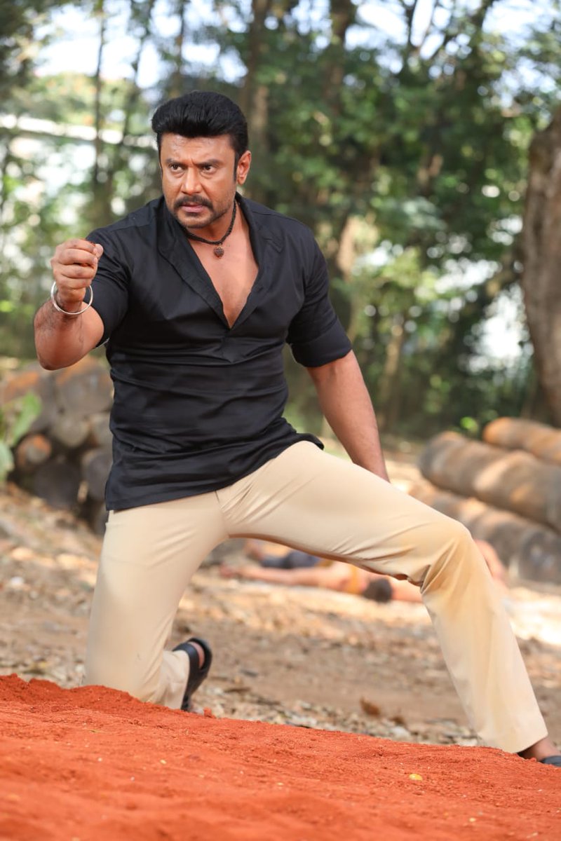 DBossTrends's tweet photo. Exclusive Stills from #Garadi 🔥🔥🔥

The Baap of MASS coming in a Special Appearance as Shankara to Theatres this Friday💥💥

Bookings is Now Open in Book My Show, Book your Tickets Now 🎫

#DBoss #Kaatera #DevilTheHero #Devil @dasadarshan https://t.co/p3kSn7W82i