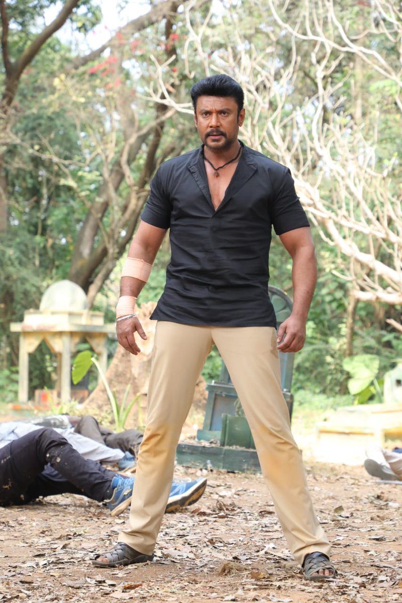 DBossTrends's tweet photo. Exclusive Stills from #Garadi 🔥🔥🔥

The Baap of MASS coming in a Special Appearance as Shankara to Theatres this Friday💥💥

Bookings is Now Open in Book My Show, Book your Tickets Now 🎫

#DBoss #Kaatera #DevilTheHero #Devil @dasadarshan https://t.co/p3kSn7W82i