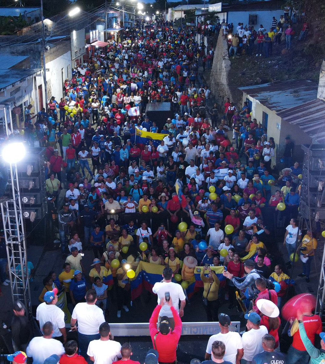 El Esequibo es nuestro y si aún dudan miren esta marea de pueblo del municipio Independencia, que hoy salió a decir 5 veces SI por nuestra tierra. La cita es el 3 de diciembre y la respuesta es 5 veces sí por Venezuela Toda.
#SíPorElE5equibo
