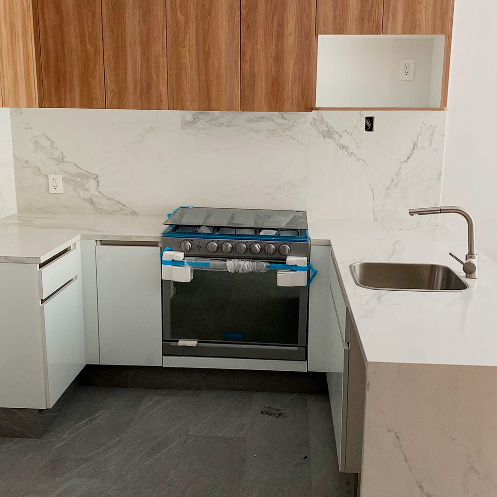 Cocina.
Diseño y colocación de cocina residencial en melamina café Moscato, con grifería de la marca Teka y acabado de barra con porcelanato, marca Daltile.
#ArquitectosCDMX #EstructuristasCDMX #ProyectoArquitectónico #DiseñoArquitectónico #CáluloEstructural #BIMEstructural