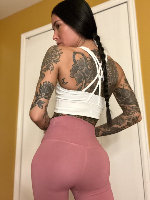 Watch Peechfuzzzz's leaked NSFW photo on TwXstars