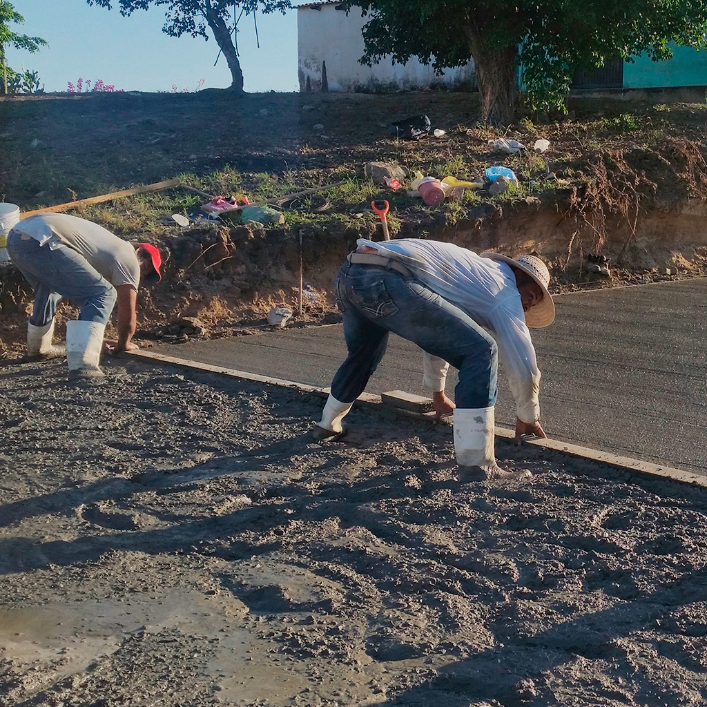 Calle Nueva.
Formación de calle nueva a base de empedrado con concreto f´c 250 kg/cm2 con topografía, motoconformadora y rodillo vibrocompactador.
#ArquitectosCDMX #EstructuristasCDMX #ProyectoArquitectónico #DiseñoArquitectónico #CáluloEstructural #BIMEstructural #Remodelaciones