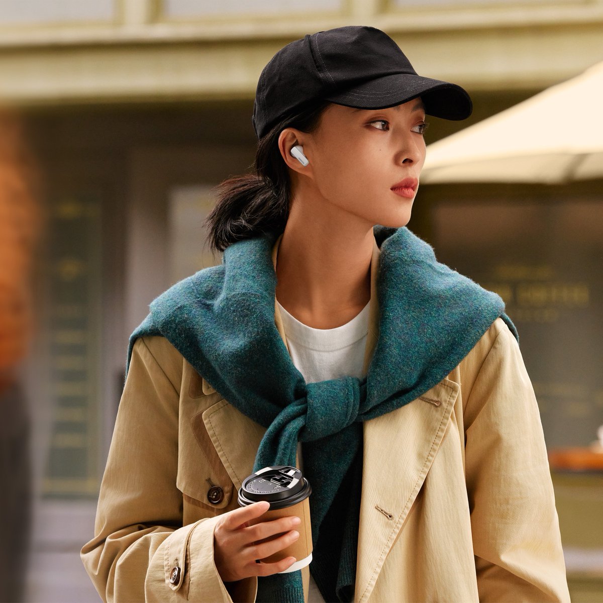 HuaweiMobileMY's tweet photo. Embark on an urban escapade with the enchanting #HUAWEIFreeBudsPro3 in ceramic white, as you immerse yourself in a world of wondrous sound that transports you far from the bustling streets and hectic lifestyle.
#HUAWEI #HUAWEIMY #FreeBudsPro3 #TWSEarBuds #EarBuds #Audio https://t.co/9n21X0LNxd