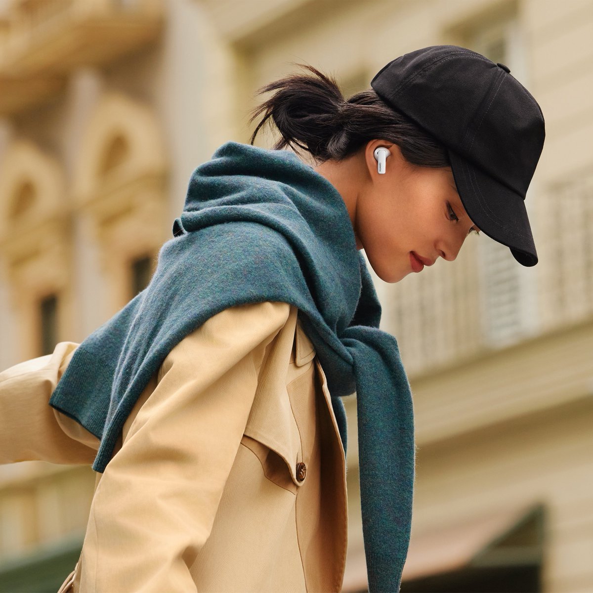 HuaweiMobileMY's tweet photo. Embark on an urban escapade with the enchanting #HUAWEIFreeBudsPro3 in ceramic white, as you immerse yourself in a world of wondrous sound that transports you far from the bustling streets and hectic lifestyle.
#HUAWEI #HUAWEIMY #FreeBudsPro3 #TWSEarBuds #EarBuds #Audio https://t.co/9n21X0LNxd
