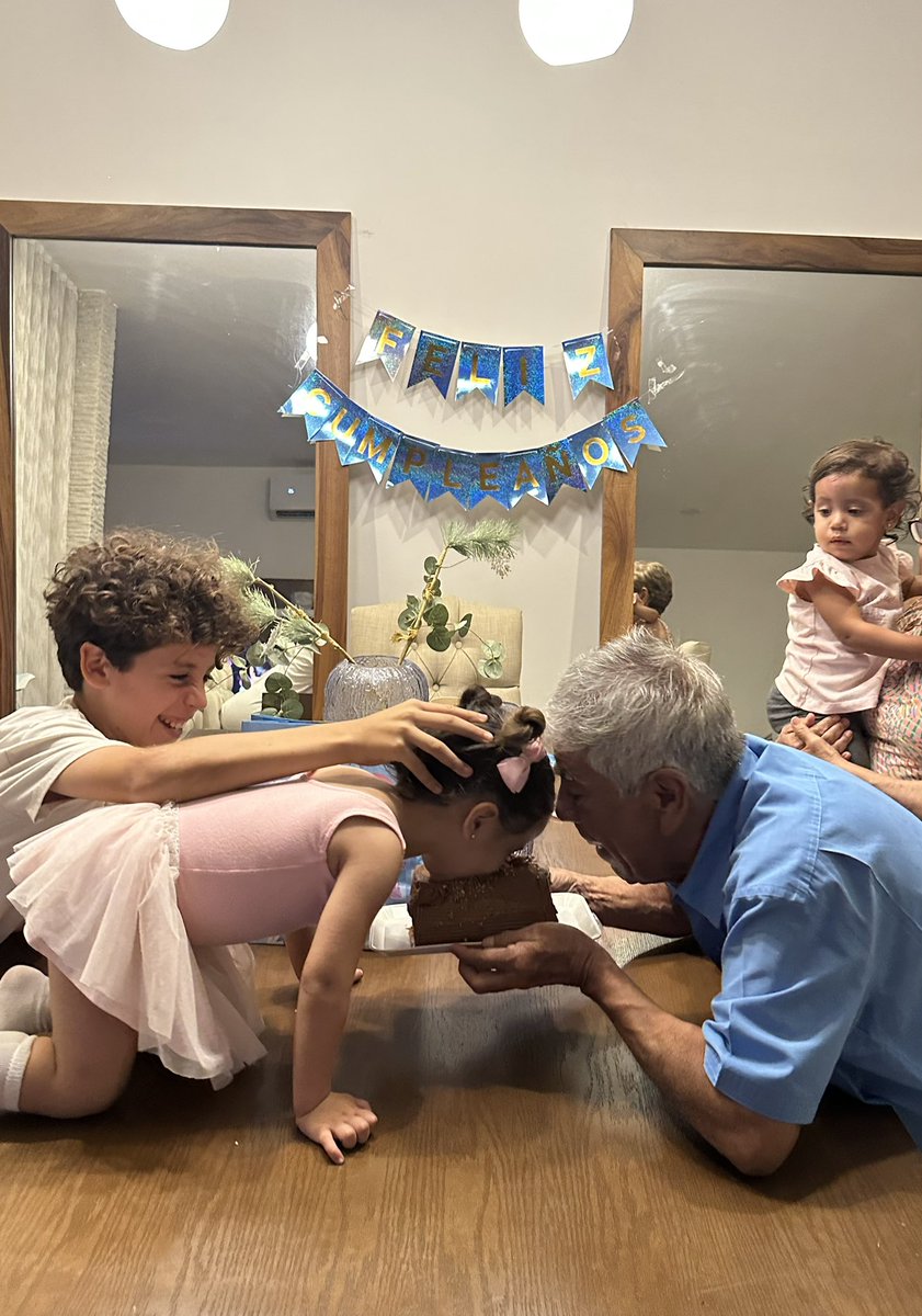 LoarL's tweet photo. Hoy cumple años mi viejo! Que Dios me lo cuide y nos permita seguir disfrutando en familia las ocurrencias de sus nietos! Te ama la tribu Lopez Gonzalez Papá!! https://t.co/3StE5gKDV8
