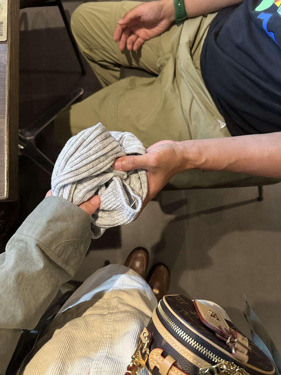 大型社死现场！当面脱给小哥…卧槽！身经百战的我还是第一次做这个事！我只能说太紧张😓主要小哥还要拍照留念，下次打死我也不干了  尼玛呀😢

#原味 https://t.co/eY8pgSU80E
