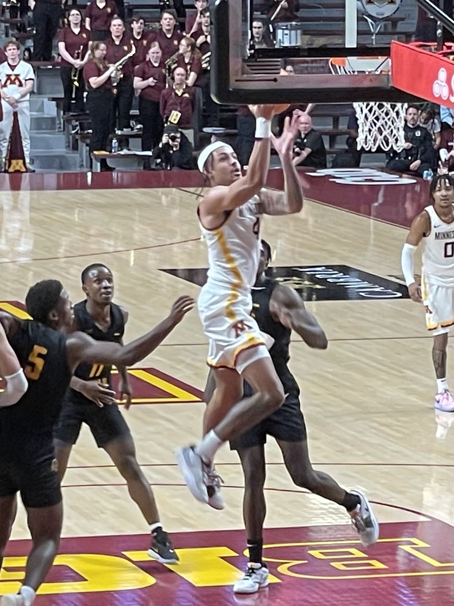 It was Garcia & Carrington’s night 🏀 And so it begins #GopherWin #TheBarn