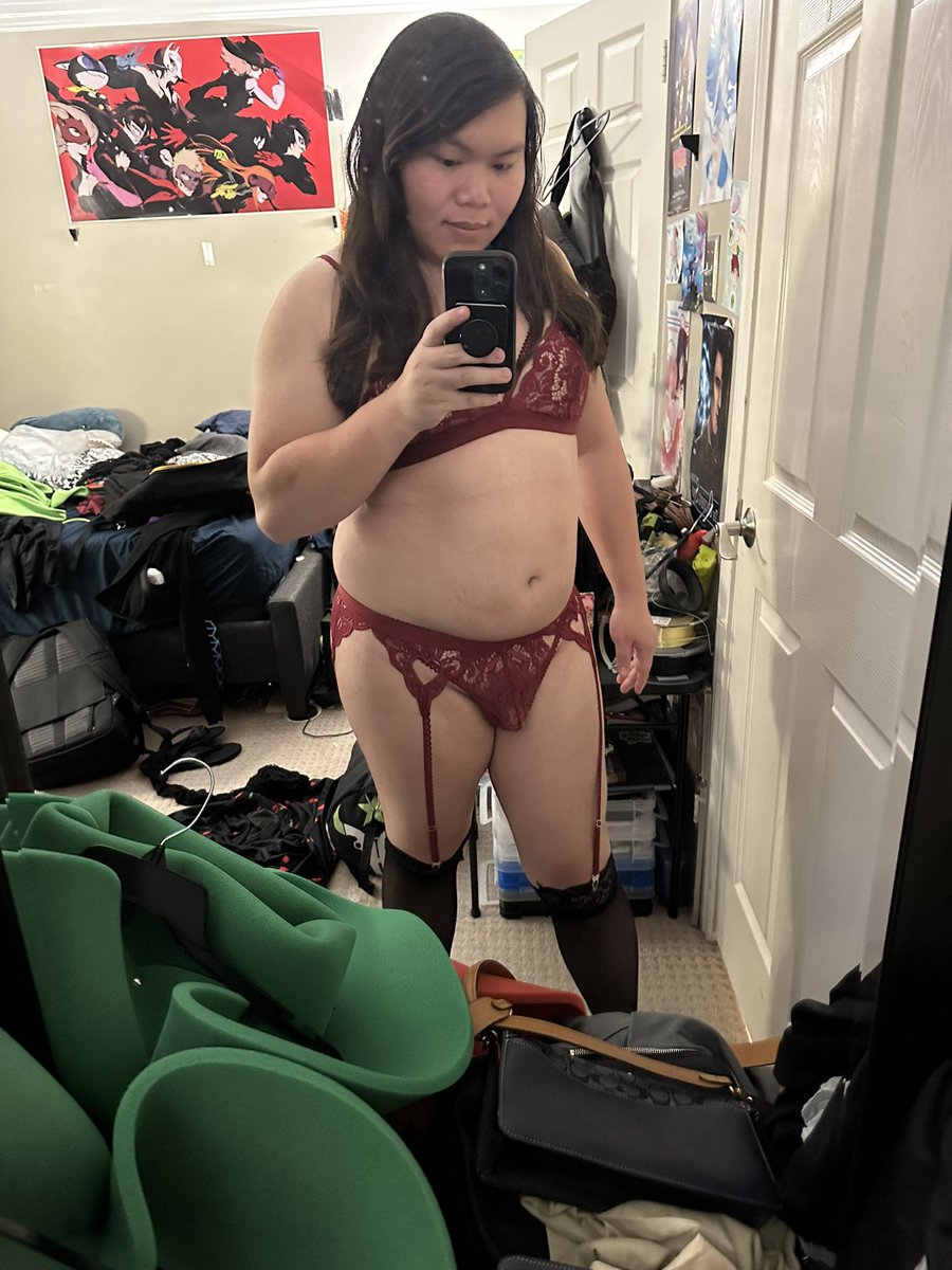 m_velvets's tweet photo. Do you like this? sorry about the messy room 🥺 https://t.co/lNMwpbIFf4