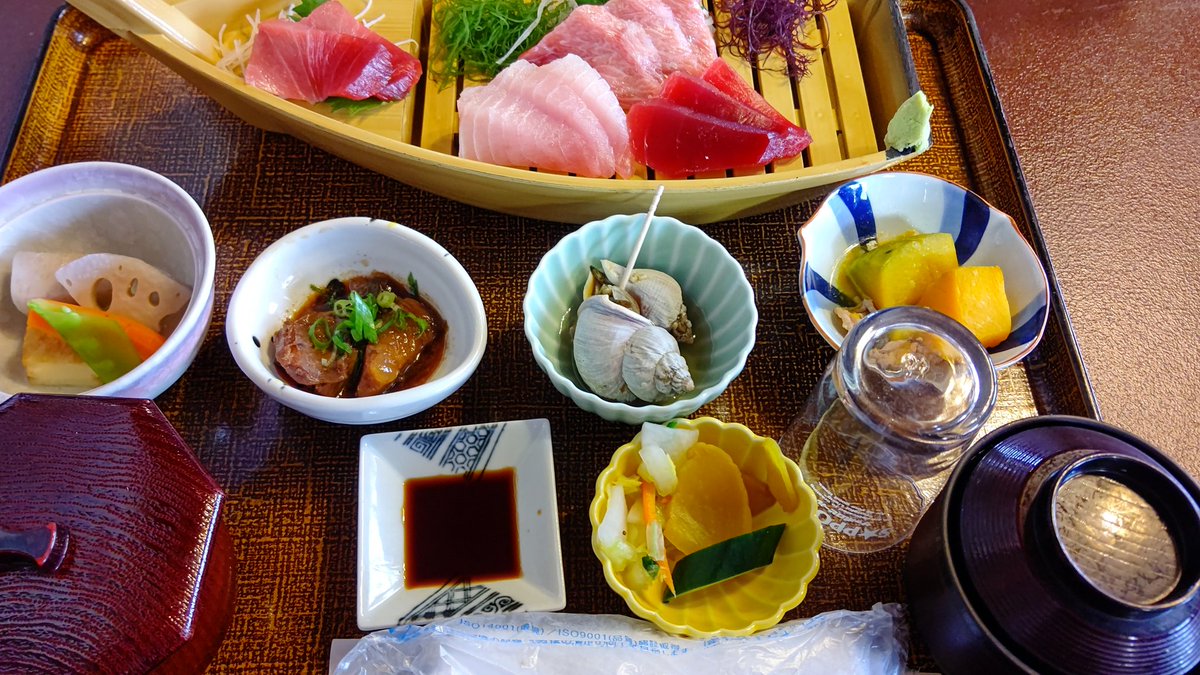 ２日目は、朝の散歩をして、みかん狩り🍊をして、うなぎパイを買い、マグロを食べました😋

#うなぎパイ
#マグロ４種盛り
#みかん狩り🍊
#湖畔を散歩
#朝日