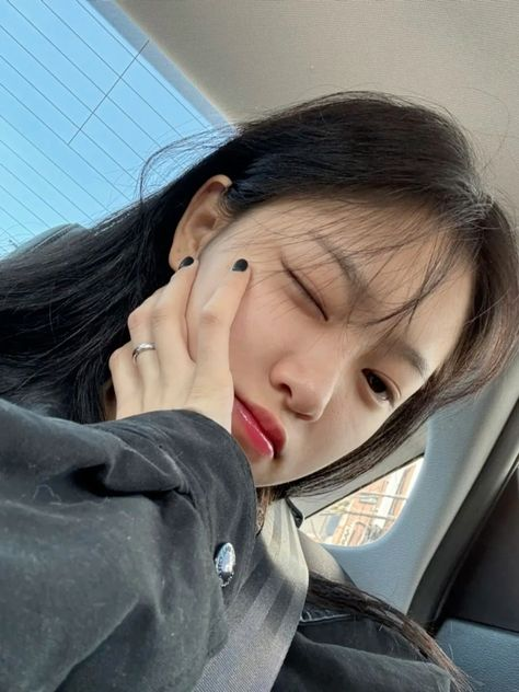 dailyaeong's tweet photo. [🎧] #LOONA #LOOSSEMBLE #HYUNJIN https://t.co/2pnLMpIwvE