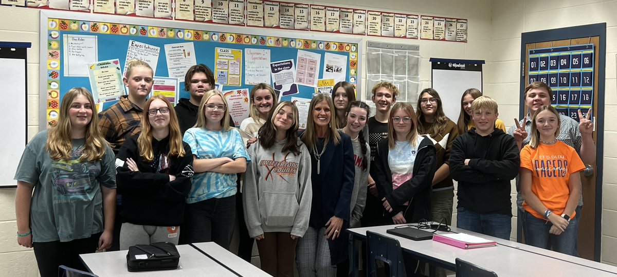 Once a teacher, always a teacher. I’ve always loved to teach! Team teaching with some amazing colleagues and students lately, has definitely been a key to my heart <a href="/switzsc/">Switz Co Schools</a>  <a href="/SmekensEd/">Smekens Education</a> 💙🧡  #minilesson #summarizing #pathways
