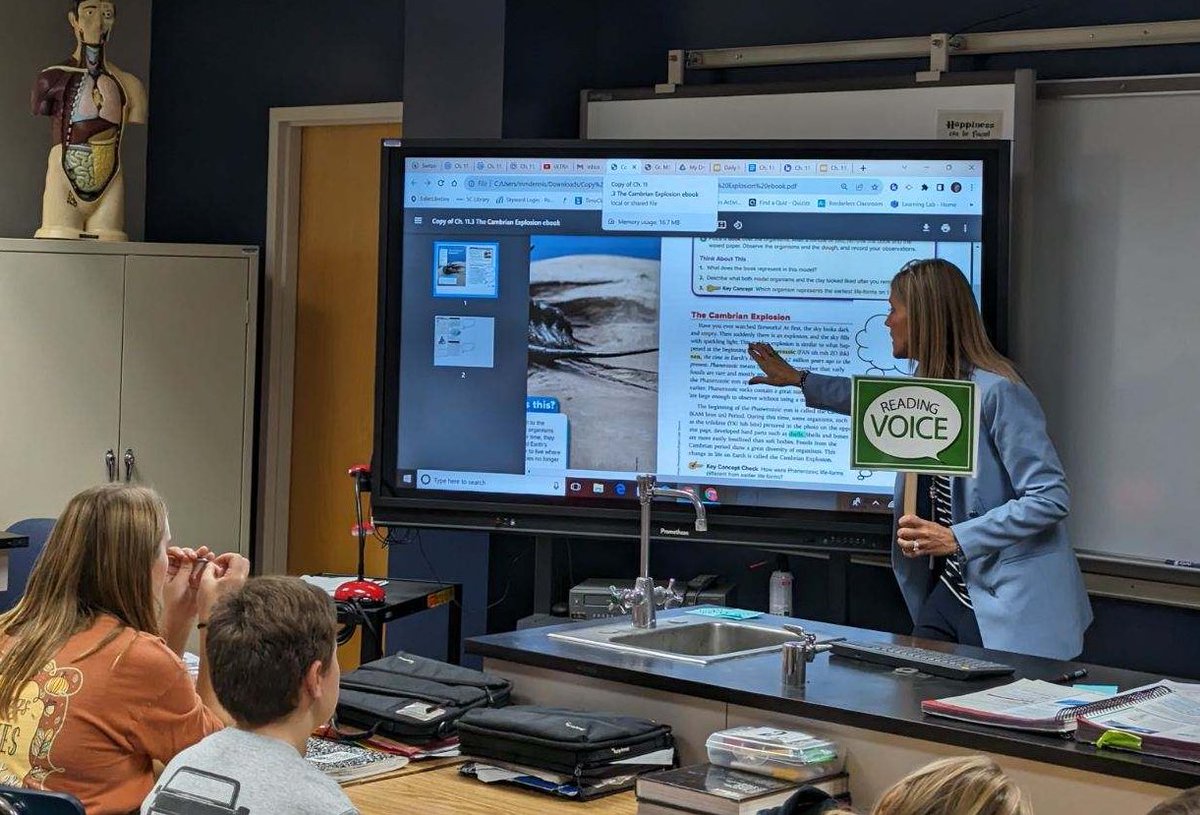 amy_linkel's tweet photo. Once a teacher, always a teacher. I’ve always loved to teach! Team teaching with some amazing colleagues and students lately, has definitely been a key to my heart @switzsc  @SmekensEd 💙🧡  #minilesson #summarizing #pathways https://t.co/ZbhmYKK3mr