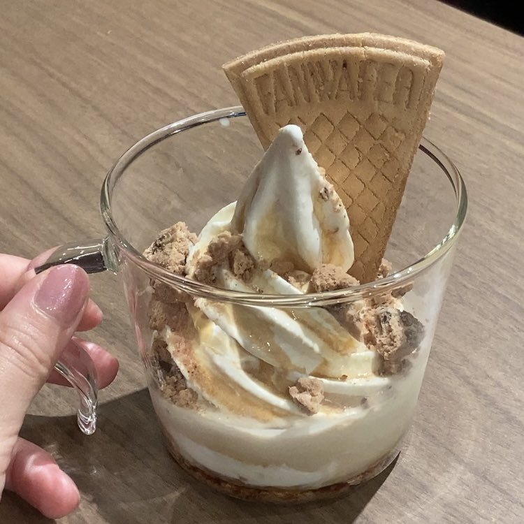 こんにちは！
営業中です🙆🏻‍♀️

こちらは11月限定ソフトの「ほろ苦クッキーアフォガード」です☕️

美鈴コーヒーのエスプレッソがかかっており嶋ミルクの牛乳感とよく合います🥛

ぜひお楽しみください！