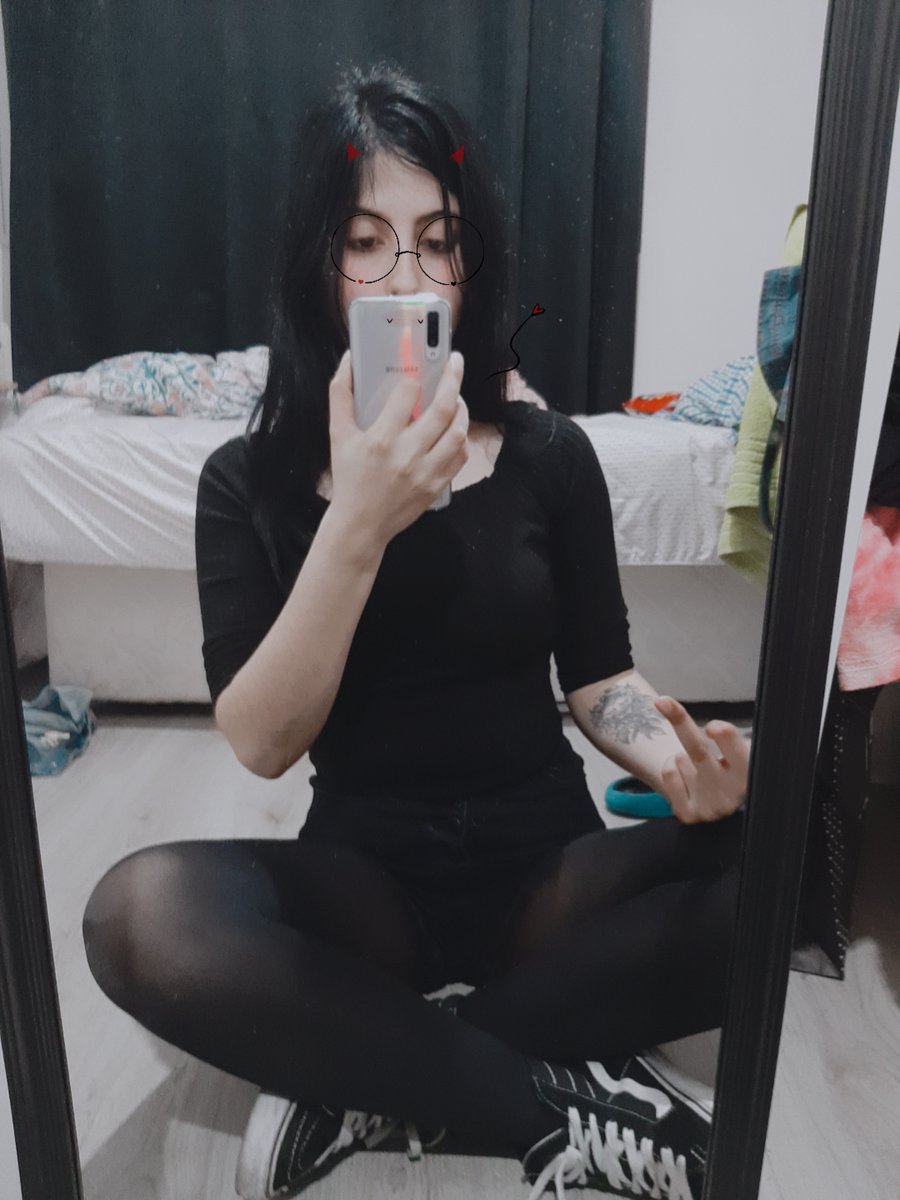 Bourdmont's tweet photo. Me encanta el negro, y los cachitos.
Me gusta lo diabólico, pero no en el sentido teísta.
Me gusta la controversia, pero si crueldad.
es difícil estar de acuerdo, pero fácil ser distante. 
🤡👹☺️

#gamergirl #sentido #selfieonmirror #happy https://t.co/nier99FOnx