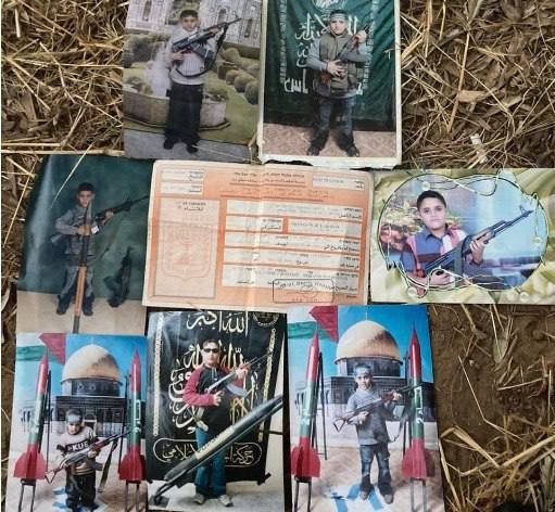 MOSSADil's tweet photo. 🔴 IDF raided a house in Gaza, from which fire was fired at our forces. Photos of children with weapons and a work permit in Israel held by the father of the family were found in the house https://t.co/PinH6HyvKP